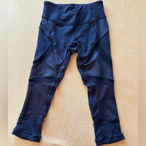 CALIA cropped leggings. Black XS. Leather look with mesh sections.